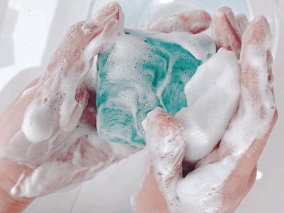 皮肤清洁出黑色的东西,皮肤挤出白色膏状很臭怎么办