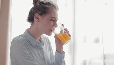 制作一杯很好喝的果汁,大家用榨汁杯榨好喝的果汁