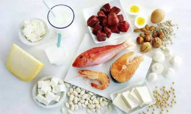 我们一天要吃多少蛋白质才能长肉,我们一天需要摄取多少克的蛋白质