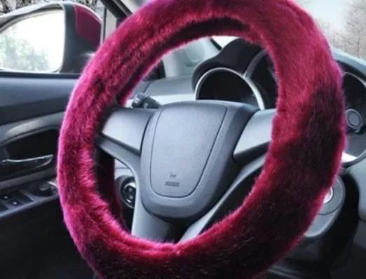 轿车失控撞飞多人,可怕小轿车突然失控撞飞路边行人