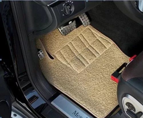 轿车失控撞飞多人,可怕小轿车突然失控撞飞路边行人