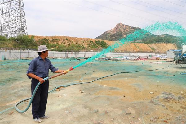 青科大团队研发出抑尘“神器”：裸土披“绿膜”告别扬尘