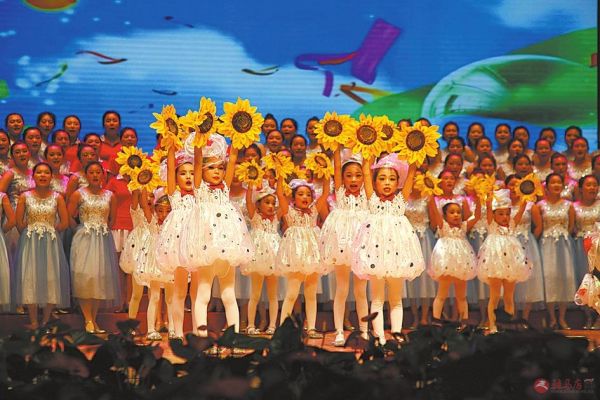 砥砺二十载谱写新华章,砥砺前行二十载奋楫扬帆谱新篇