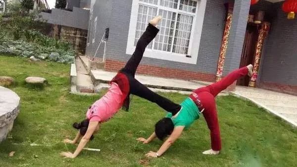 中国时髦大妈天秀姿势全解