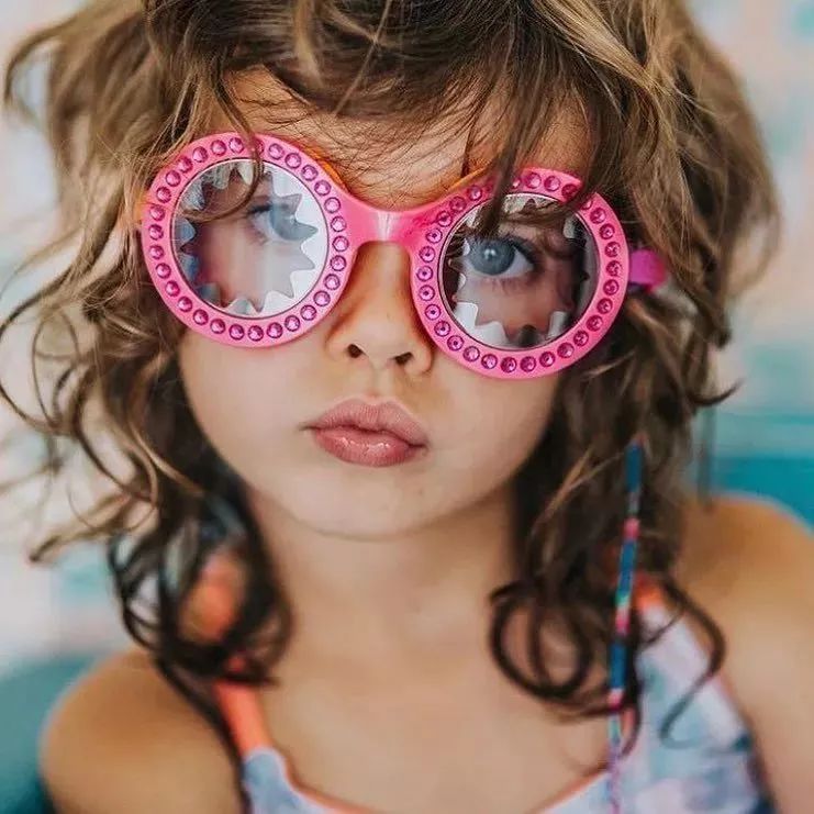 宝宝海边玩沙玩水,带娃最轻松方式莫过于挖沙