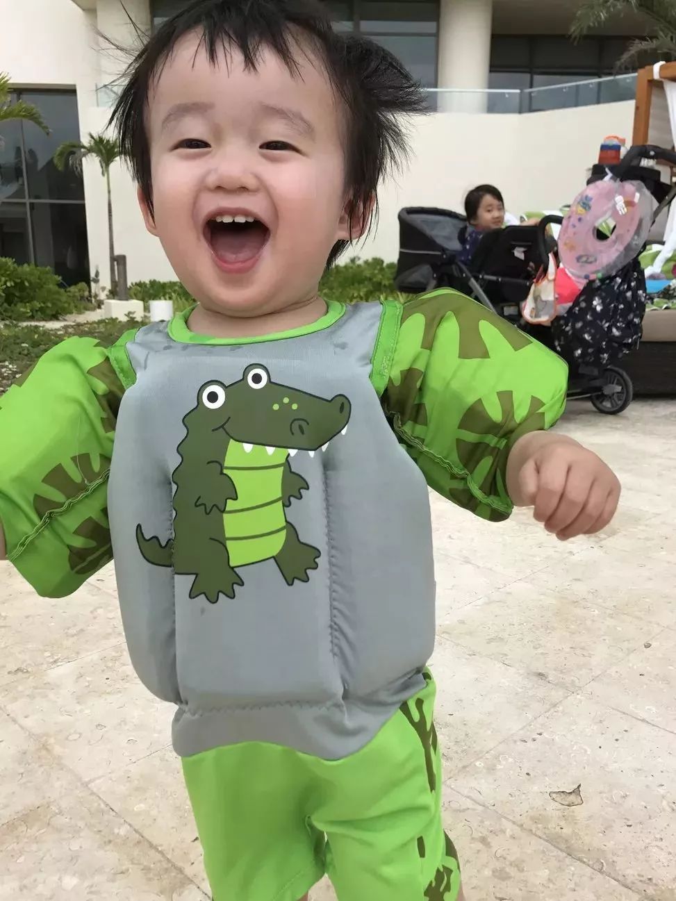 宝宝海边玩沙玩水,带娃最轻松方式莫过于挖沙