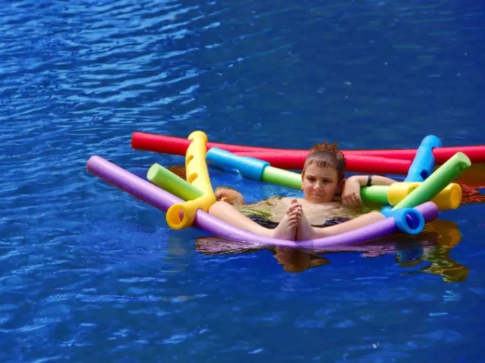 宝宝海边玩沙玩水,带娃最轻松方式莫过于挖沙