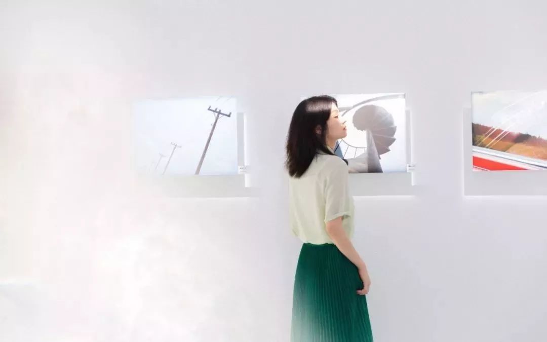 听说｜中国化妆品消费者开始偏好小众产品、柔性屏手袋亮相美国纽约LV时装秀......