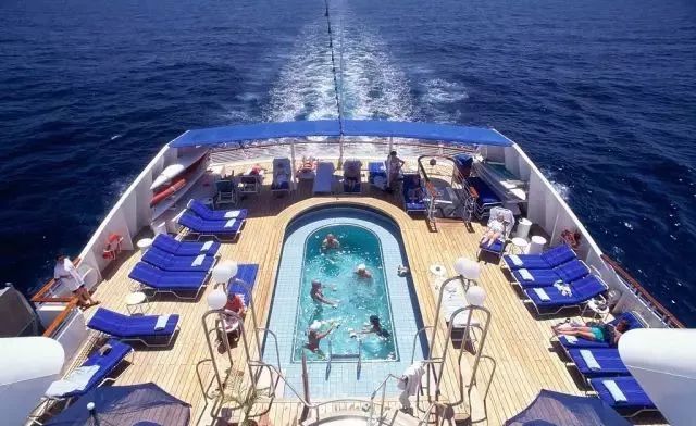 邮轮旅行更多的是以船上体验为主,国际邮轮旅行者绝佳海岸之旅