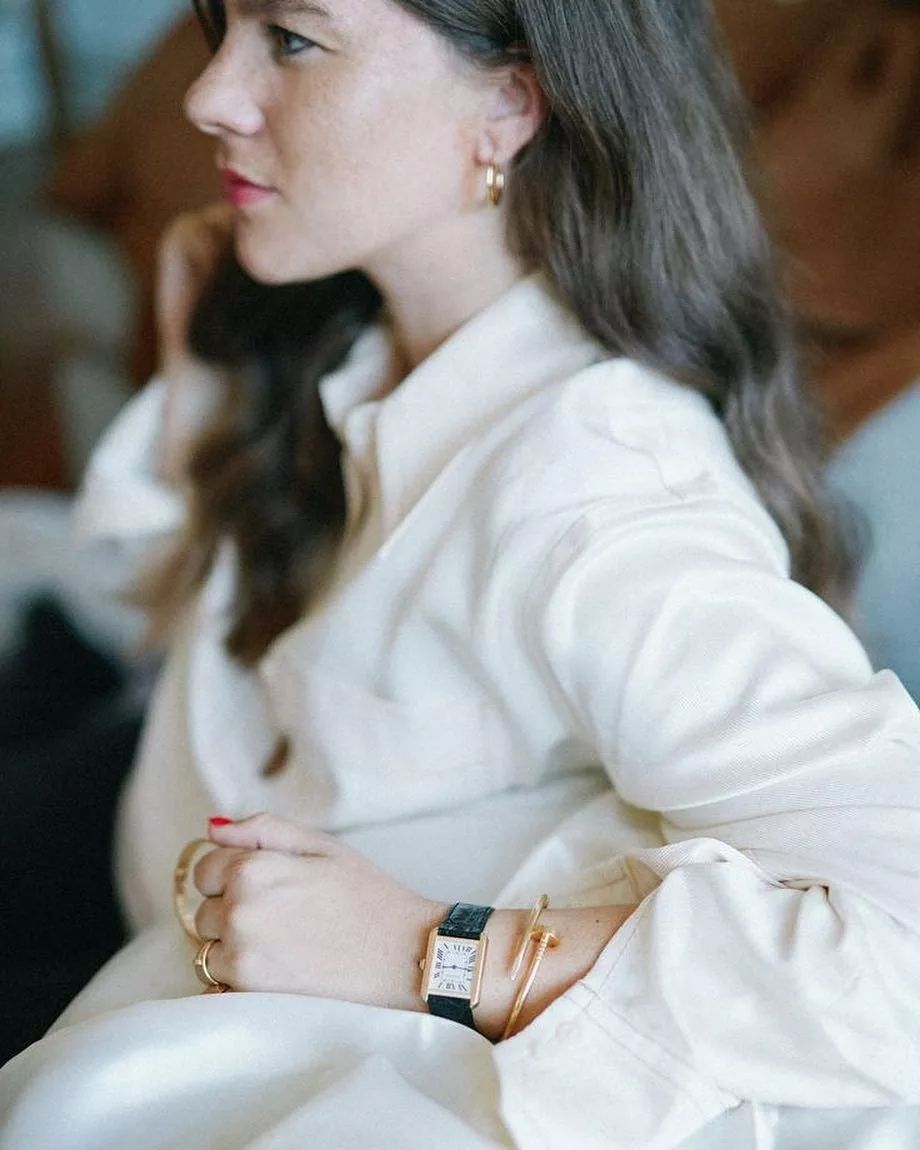 拎箱包的女人,女士买奢侈品包包还是买名表