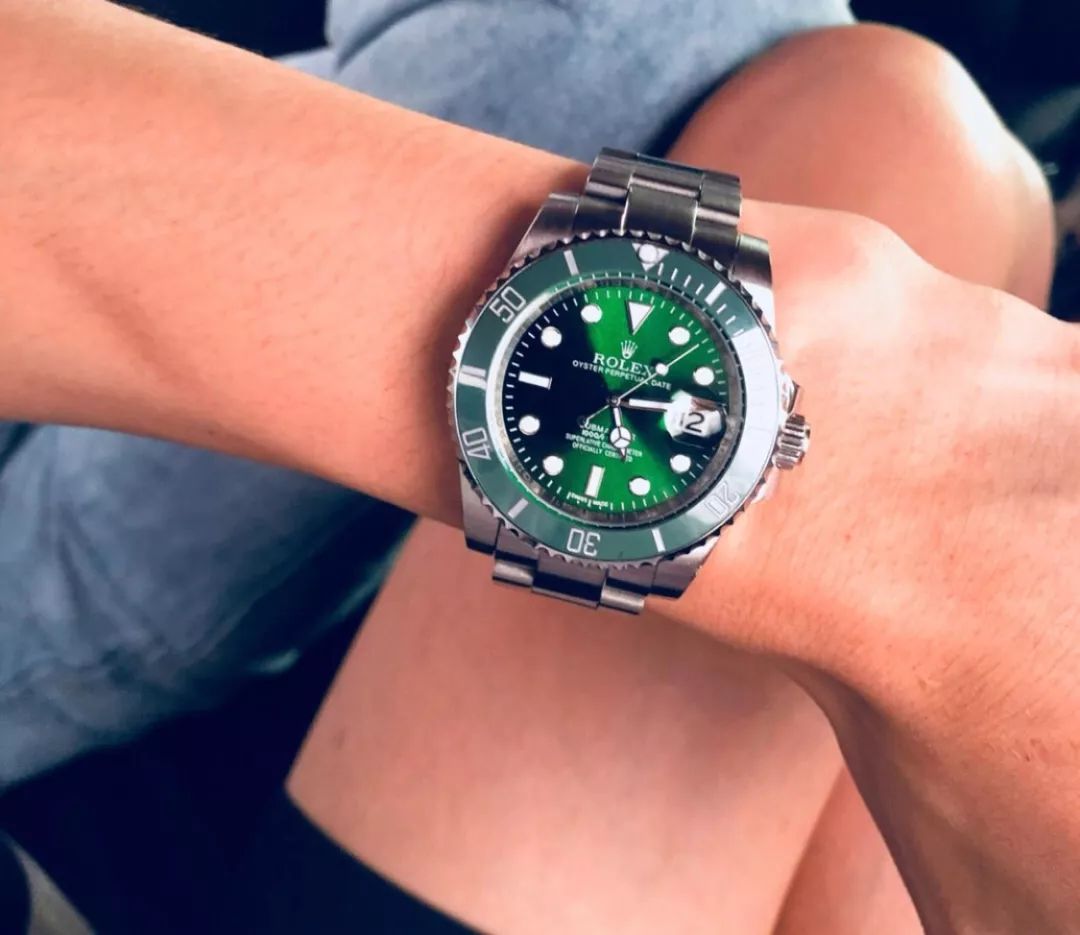 拎箱包的女人,女士买奢侈品包包还是买名表