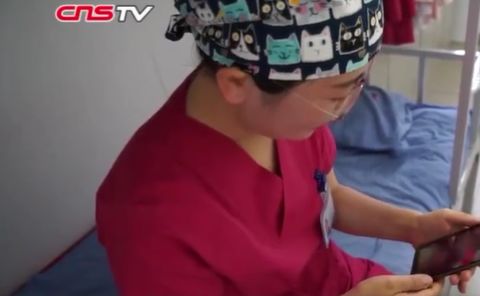 这19张照片暴露了父母的真面目,偷偷拍下的30张照片人性暴露无遗