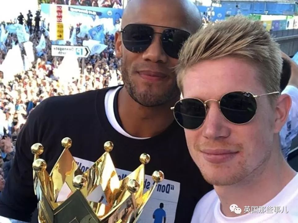 「vlog」登上球队大巴，被几万球迷包围，曼城四冠王夺冠巡游简直不能更嗨！