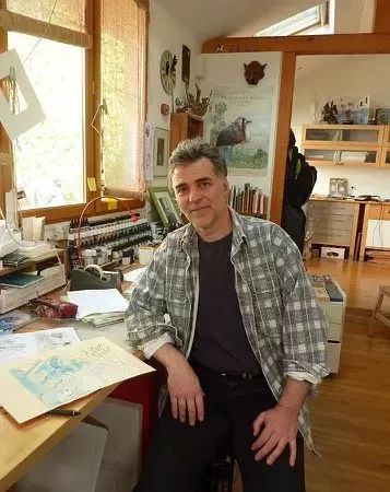 每个人都拿着旧地图，只有他踏上了未知的路