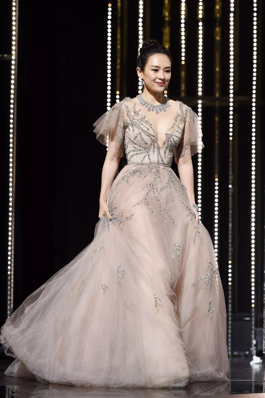 戛纳朱一龙入选作品,戛纳朱一龙白西装