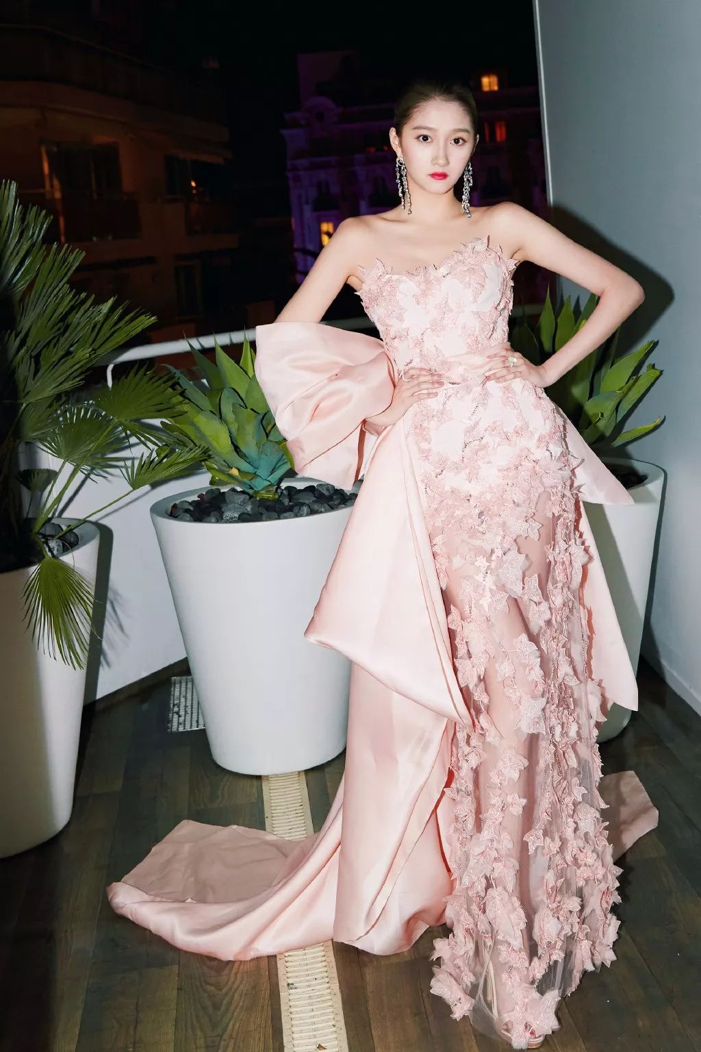 戛纳朱一龙入选作品,戛纳朱一龙白西装