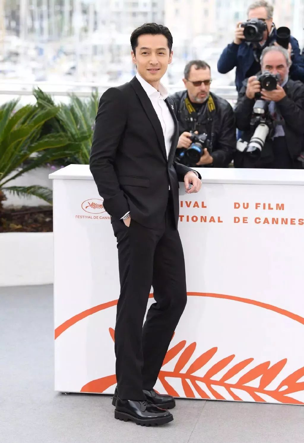 戛纳朱一龙入选作品,戛纳朱一龙白西装