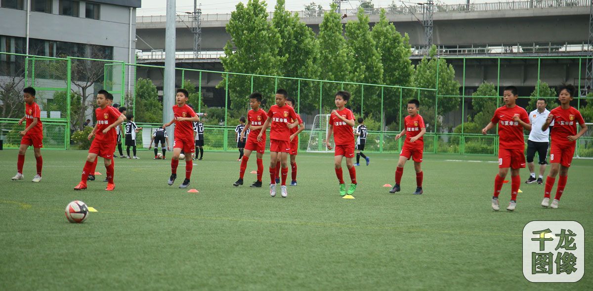 2019中韩足球少年绿茵场上过六一高鑫青训基地切磋球技比高低