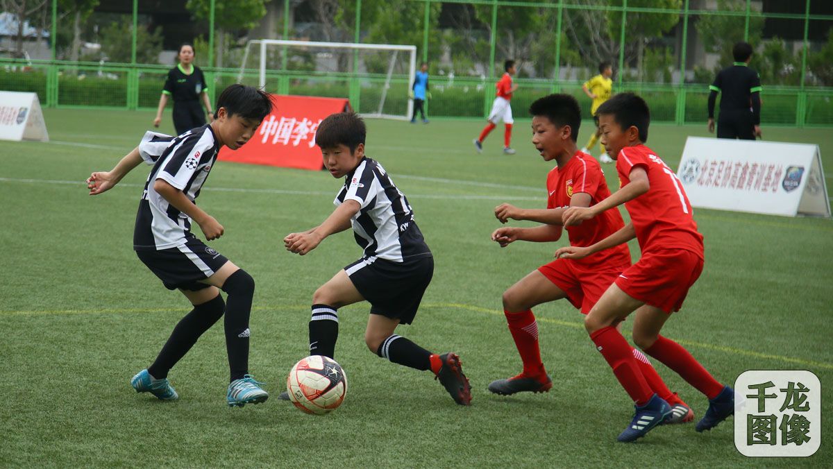 2019中韩足球少年绿茵场上过六一高鑫青训基地切磋球技比高低