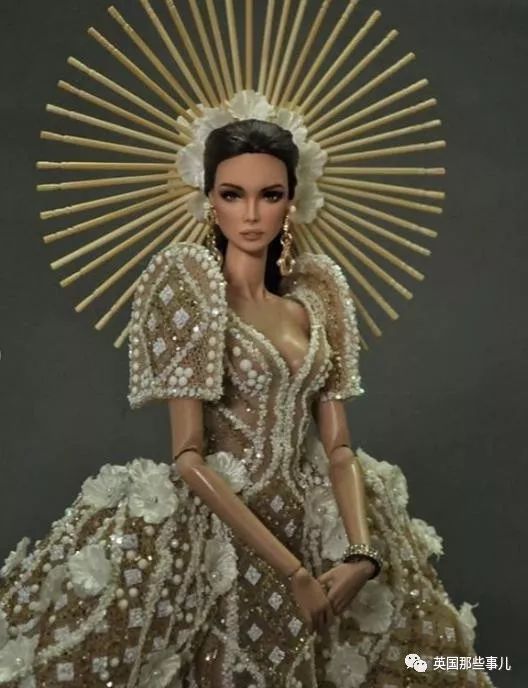 用布料给洋娃娃做衣服,手工高定时装