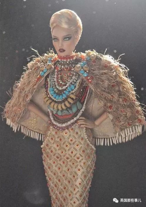 用布料给洋娃娃做衣服,手工高定时装