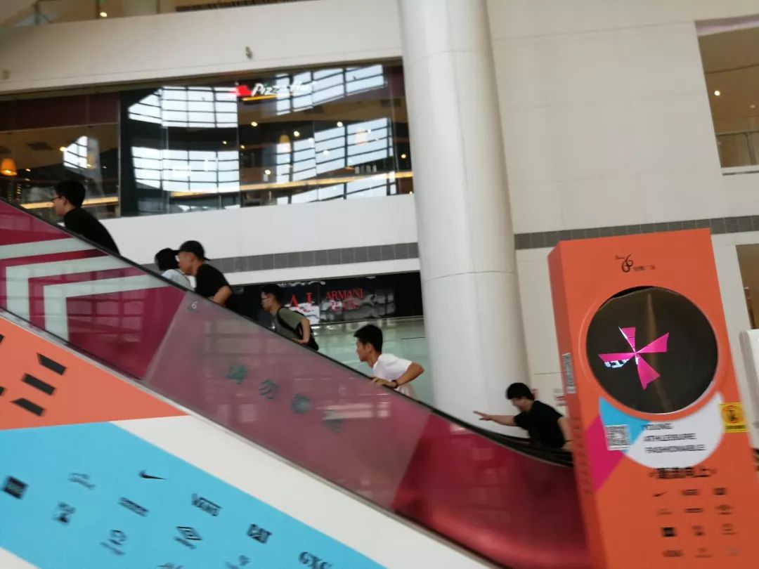 尺码都不看就疯抢，模特身上的扒走！今天一早，济南商场上演“疯抢大片”