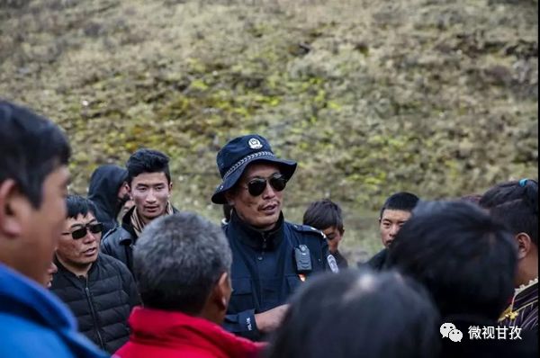 守卫虫草山民警,驻守海拔4800米护航虫草采挖
