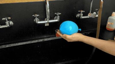 牛皮容易吹爆，但用这种普通食材泡过的气球戳不爆|科学DIY