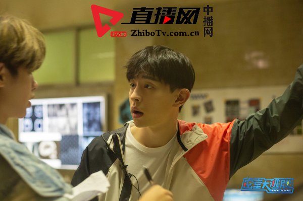 密室大逃脱杨幂爬天花板上的洞,密室大逃脱杨幂高台