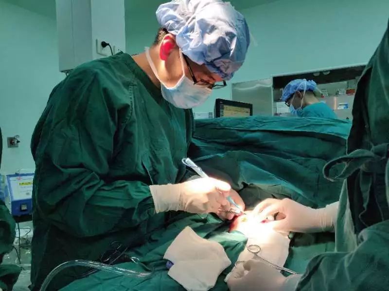 心疼！出生2天早产儿腹胀如包子生命垂危，医生打开腹部一看吓坏了