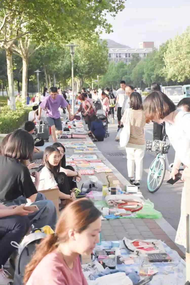 走过路过不要错过摆地摊视频,走过路过不要错过小商品商场