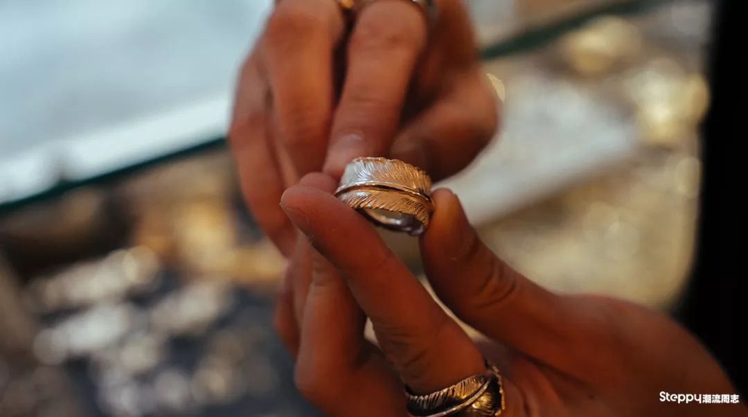 当你拿称重算钱的银饰比较之后，你就知道手工银饰贵在哪里