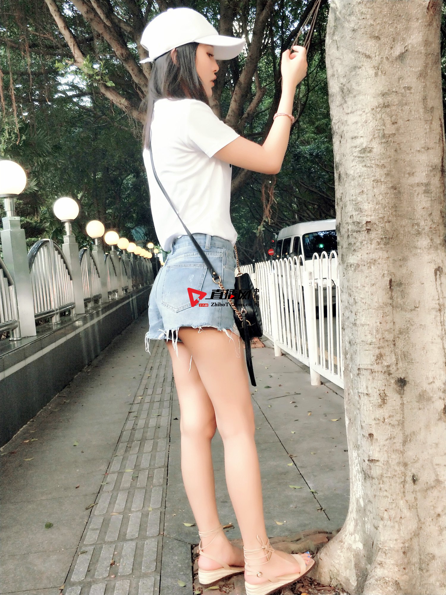 NOW直播时尚达人主播“苏苏”户外直播秀身材苏喂苏喂起来