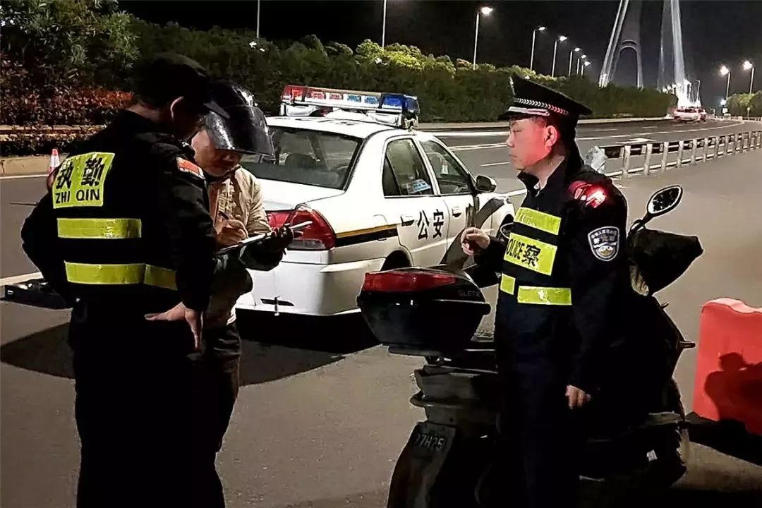 沉痛悼念福建这位好警察！他倒在工作岗位上还来不及多陪陪孩子……