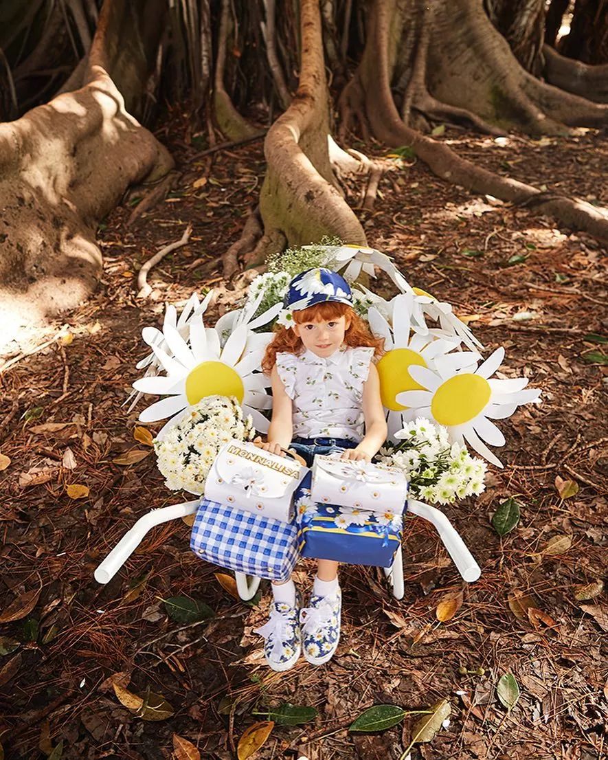 现在的成年人都怎么了,居然和小孩子抢包包