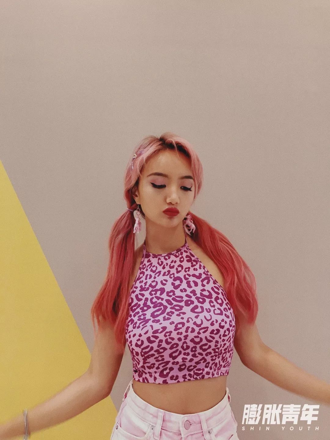 卡卡|欧美风大妞甜辣突袭～绝不退潮的糖果系穿搭攻略都在这