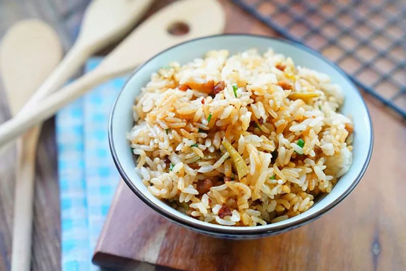 10分钟搞定的懒人焖饭有肉有菜 (懒人焖饭一锅就搞定重点是巨好吃)