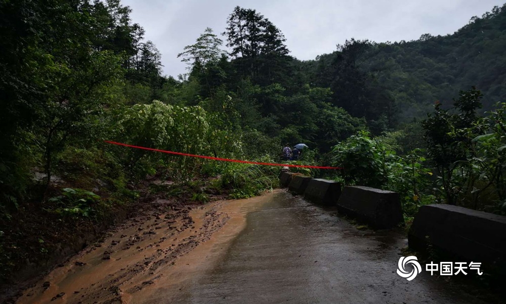四川万源遭洪水侵袭,达州万源竹峪出现山体滑坡