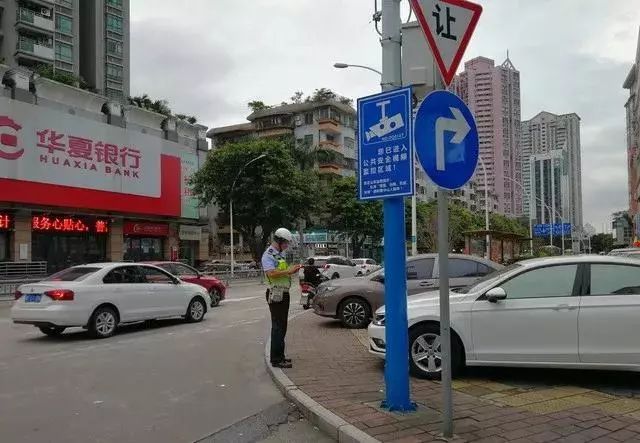 车停在格子里也抄牌罚款？中山交警：没毛病！