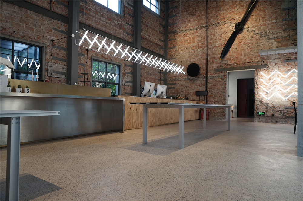 他从“马扎”中获得灵感，设计的灯具从米兰火到杭州……