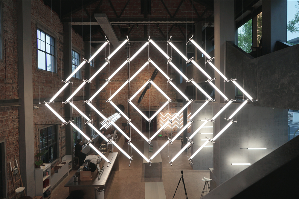 他从“马扎”中获得灵感，设计的灯具从米兰火到杭州……