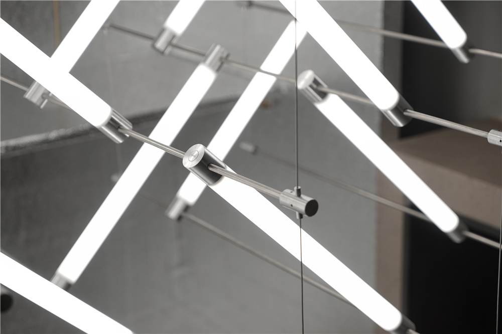 他从“马扎”中获得灵感，设计的灯具从米兰火到杭州……