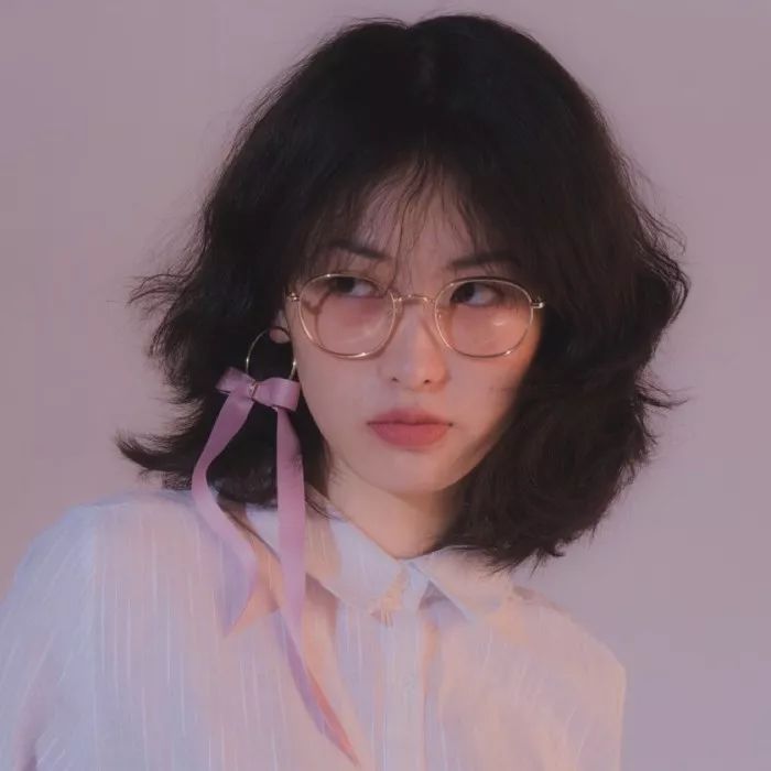 根据你的脸型和眼镜选发型,怎么选择适合自己的发型和眼镜