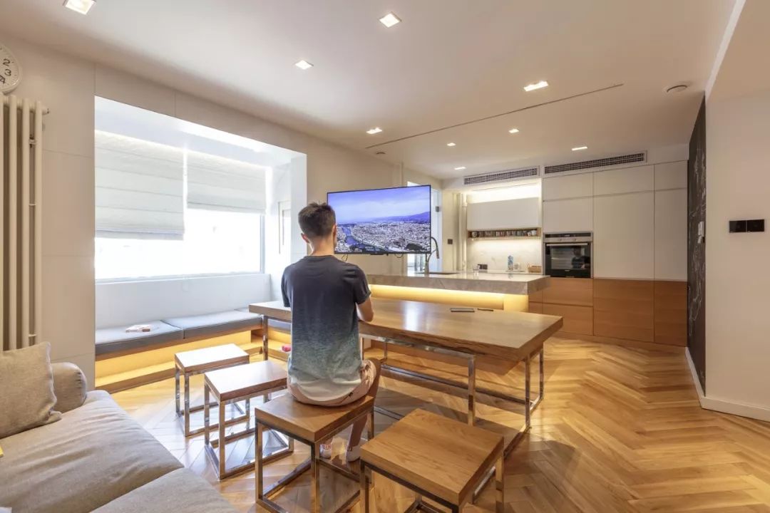 阳台很大要不要装窗帘,阳台太大能装铝合金窗吗