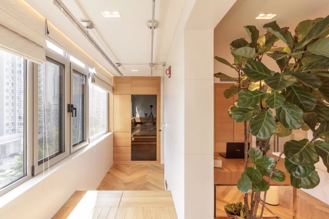 阳台很大要不要装窗帘,阳台太大能装铝合金窗吗