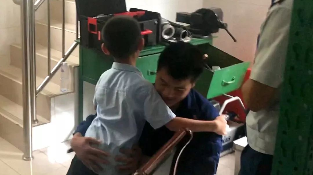 小孩手指卡在塑料圈里怎么办,小孩手指卡在塑料圈里