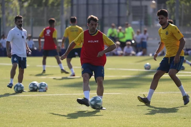 分享一下你们踢球时候的照片,晒一张你们踢球的照片