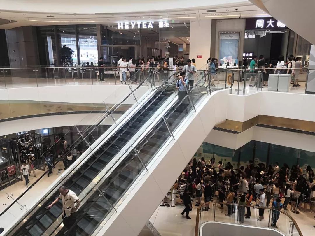 看呆！今天苏州中心排队3小时买杯乐乐茶！想问一句你们为什么不用上班