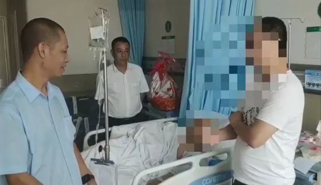 凌晨2点，的哥开着血车来洗车，立刻被包围！真相暖哭