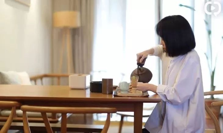 断舍离女人插画,断舍离收纳达人整理房间视频日本